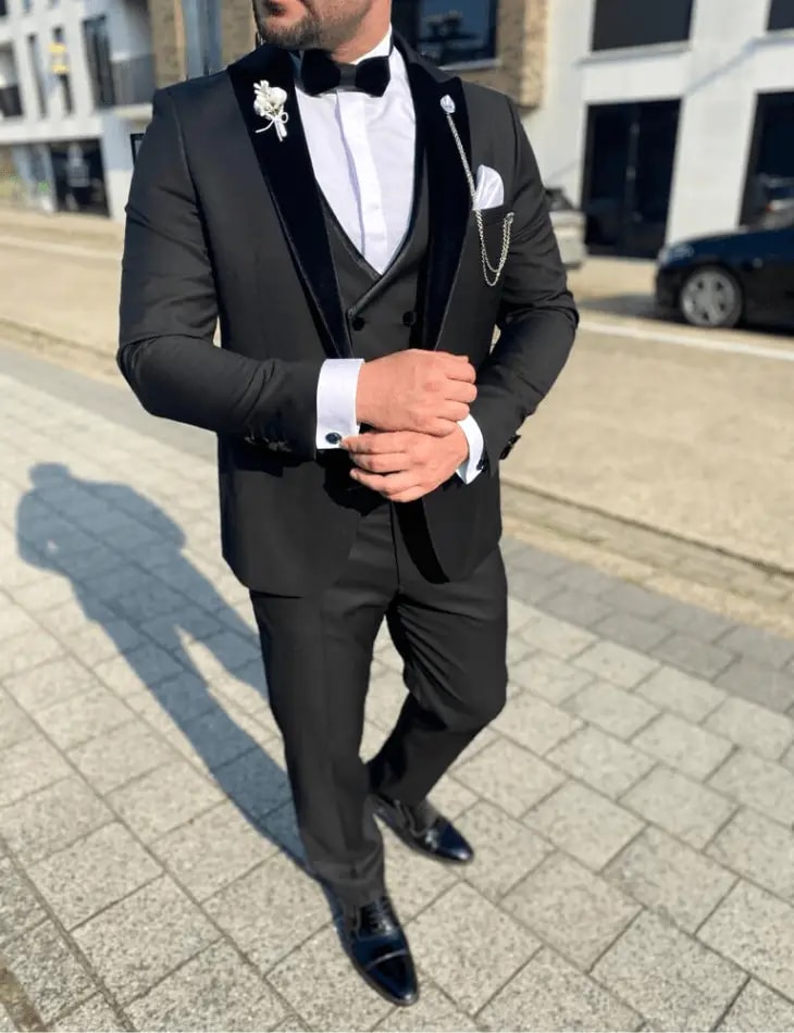 Homme en costume noir élégant avec nœud papillon