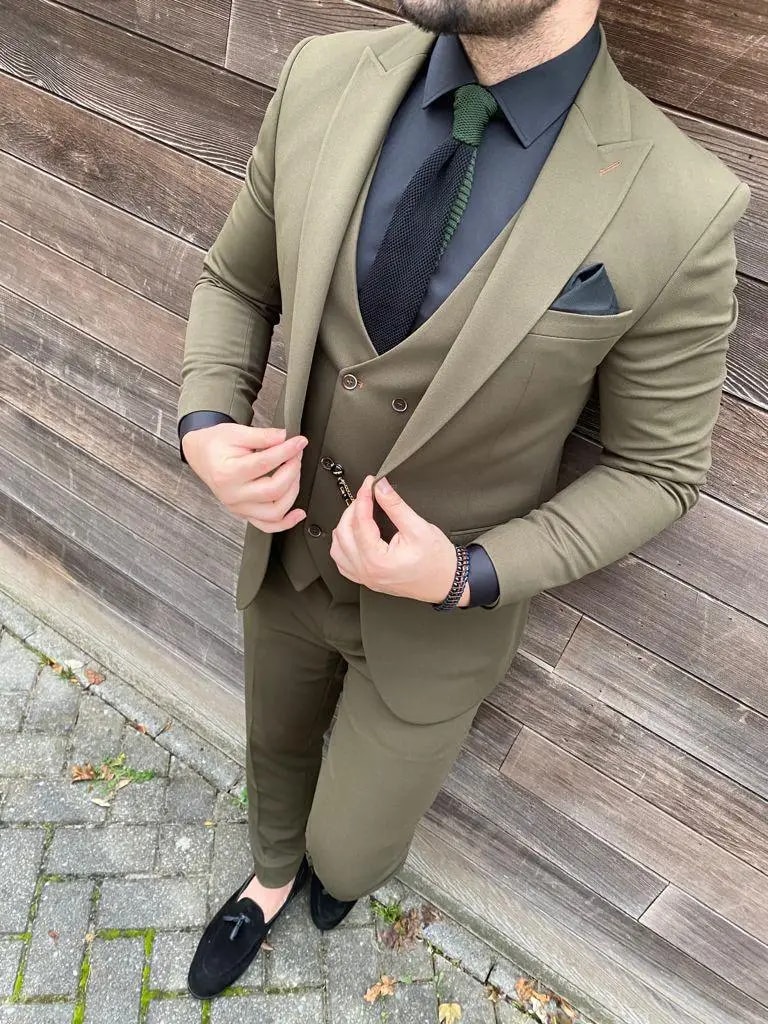 Homme en costume trois-pièces vert olive élégant