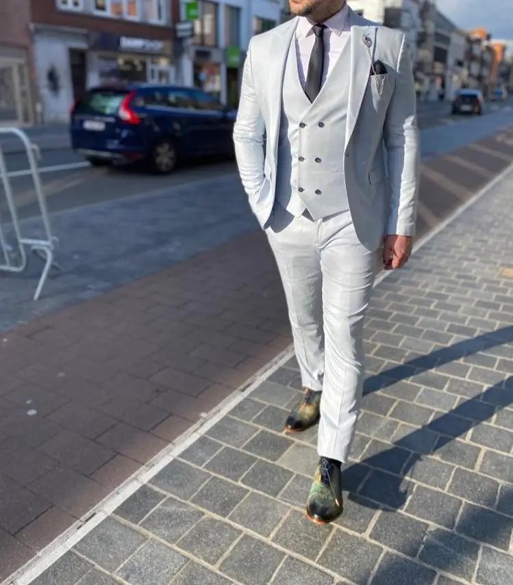 Homme en costume trois pièces gris clair élégant