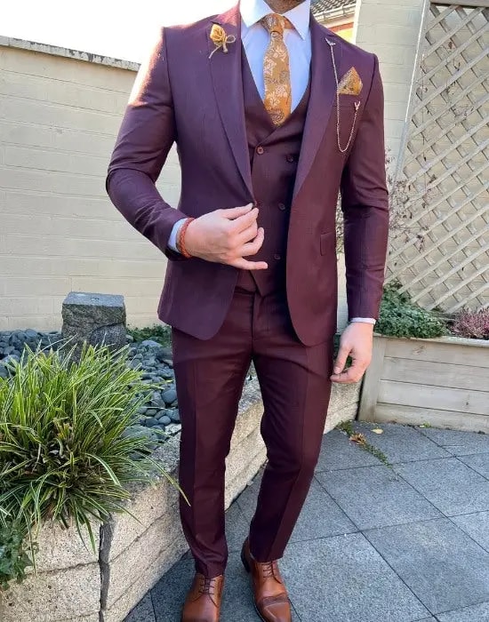 Homme en costume trois pièces bordeaux élégant