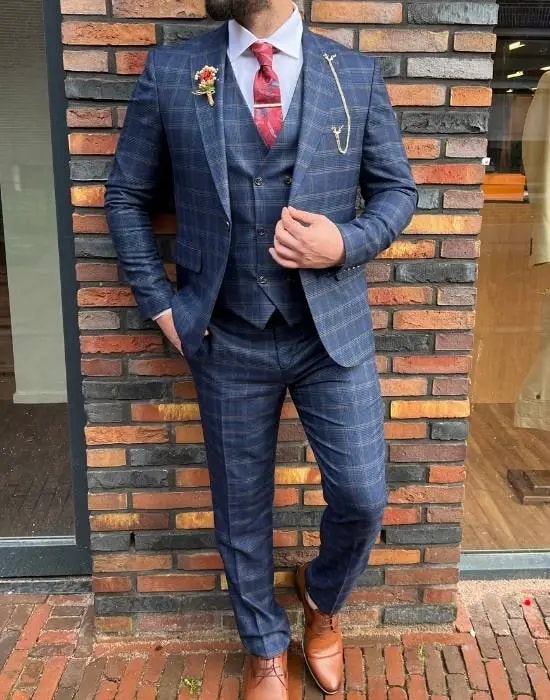Homme en costume trois pièces bleu à carreaux