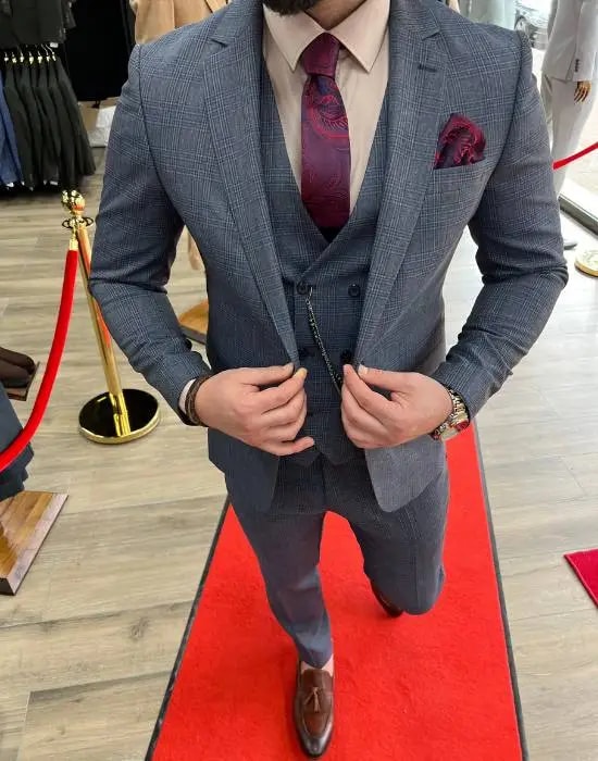 Homme en costume élégant gris avec cravate rouge