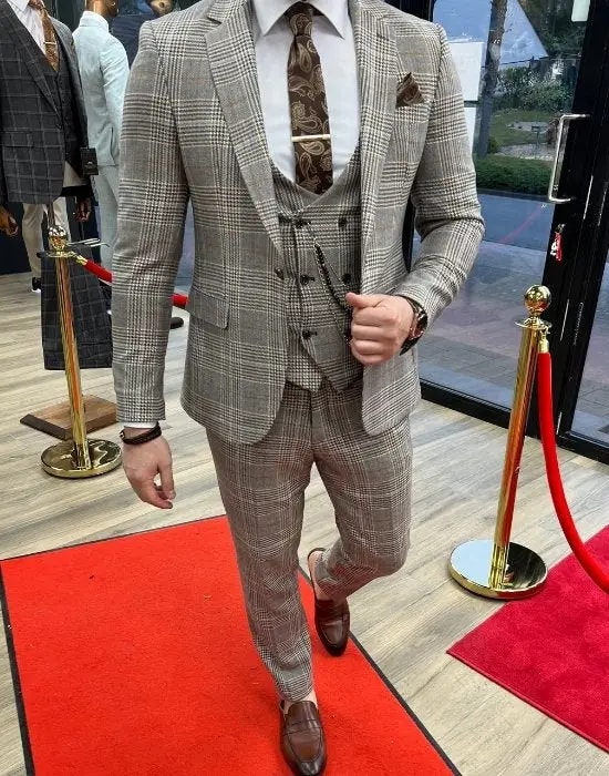 Costume trois pièces à carreaux pour homme sur tapis rouge