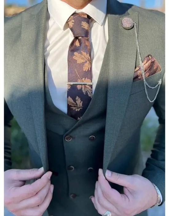 Homme en costume élégant avec cravate à motifs