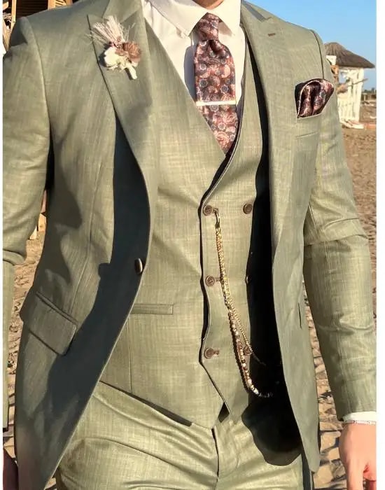 Costume vert élégant avec gilet et cravate à motifs