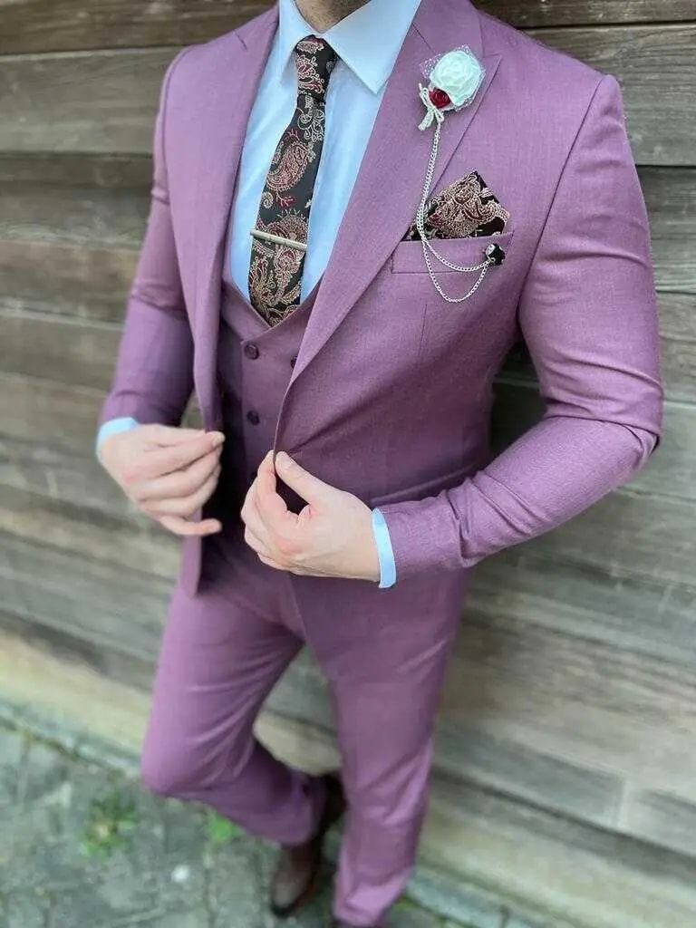 Homme portant un costume violet avec cravate à motifs
