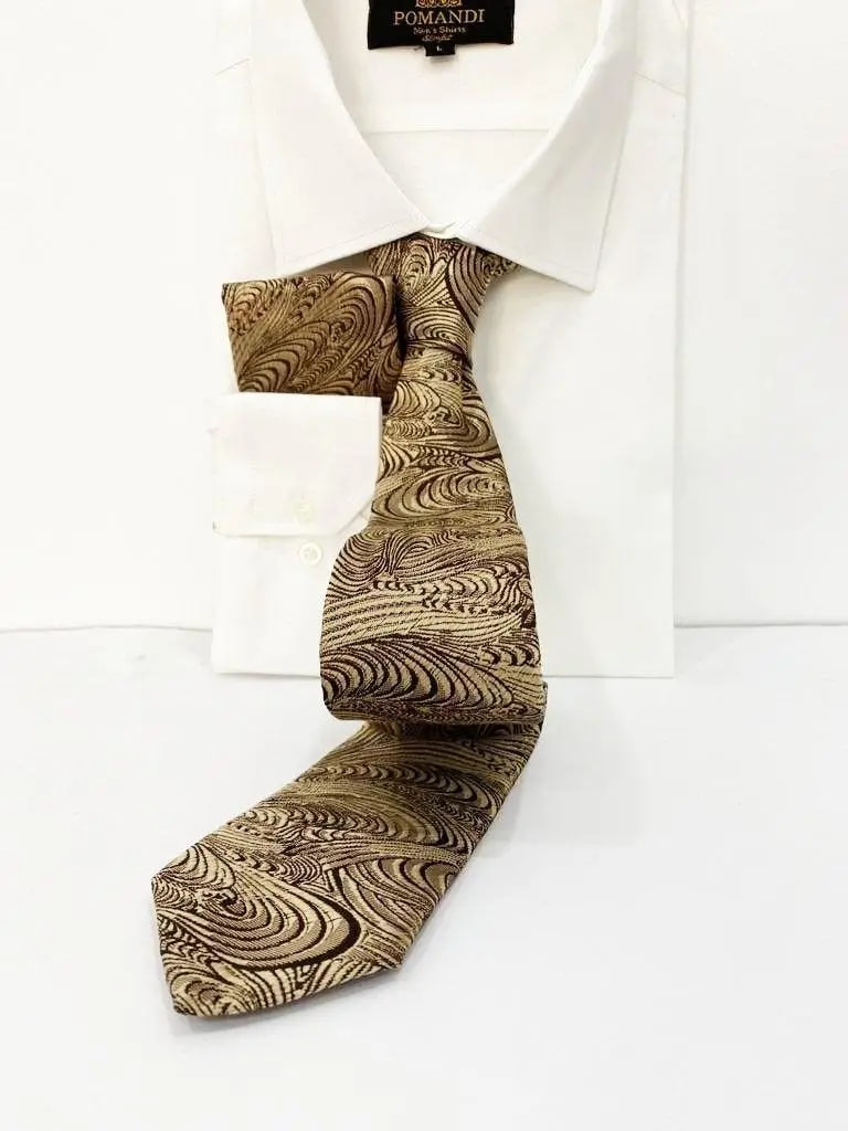 Cravate à motifs dorés et marron sur chemise blanche