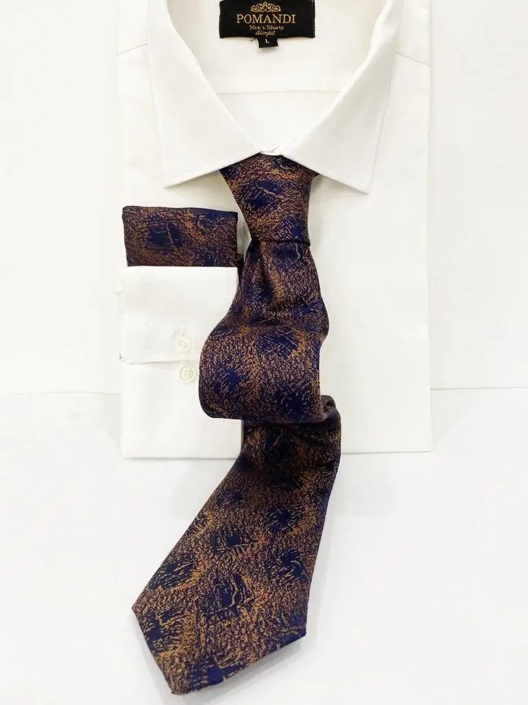 Chemise blanche avec cravate élégante à motifs marron et bleu