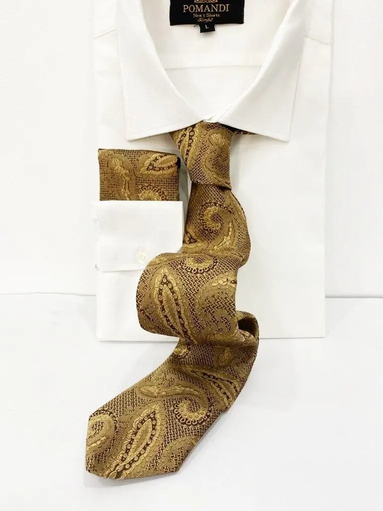 Chemise blanche avec cravate dorée à motifs paisley