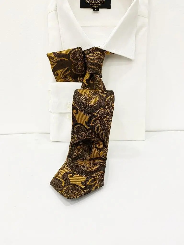 Cravate à motif paisley marron et or sur chemise blanche