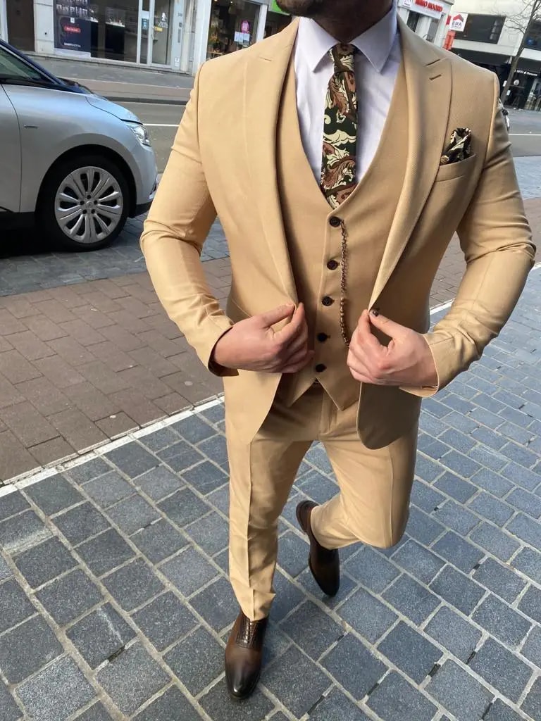 Homme portant un costume beige élégant avec cravate.