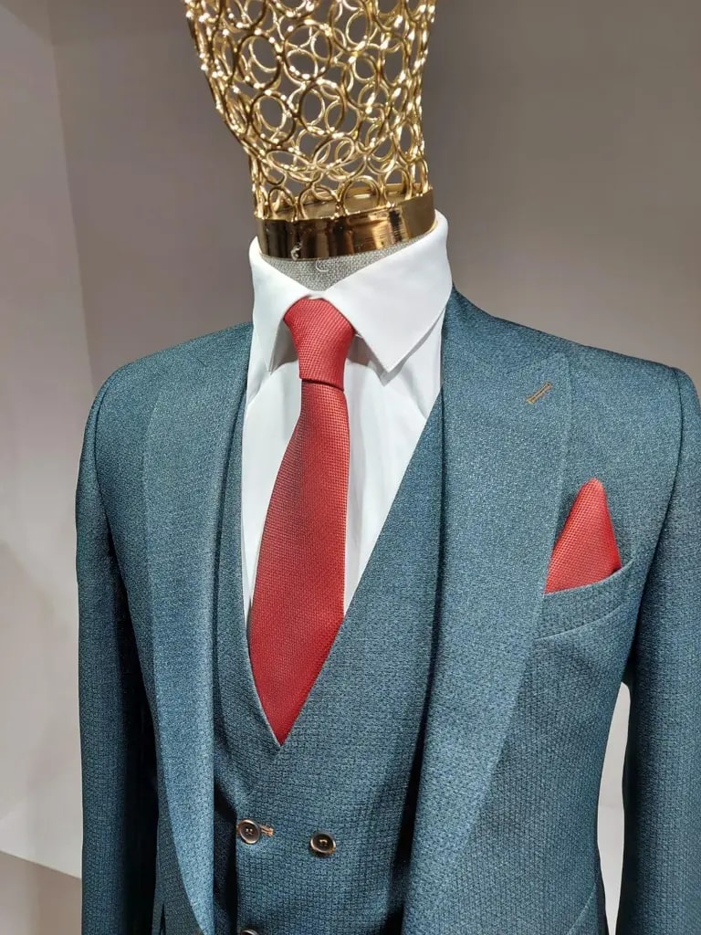 Costume bleu avec cravate rouge et pochette assortie