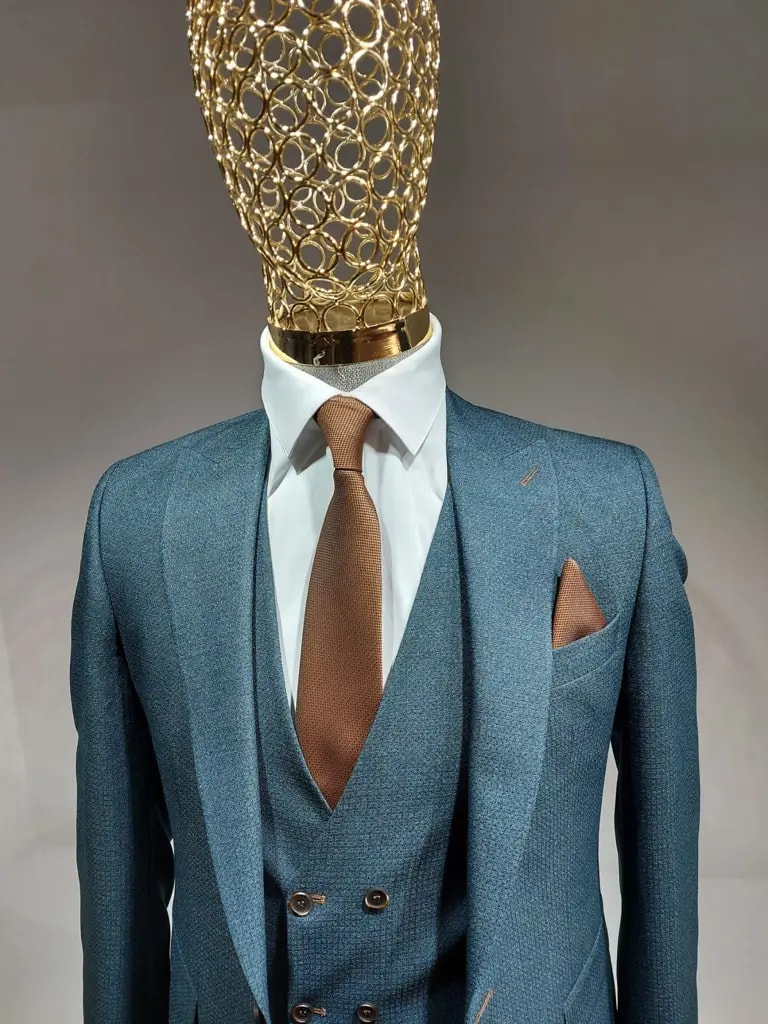 Costume élégant bleu avec cravate marron sur mannequin