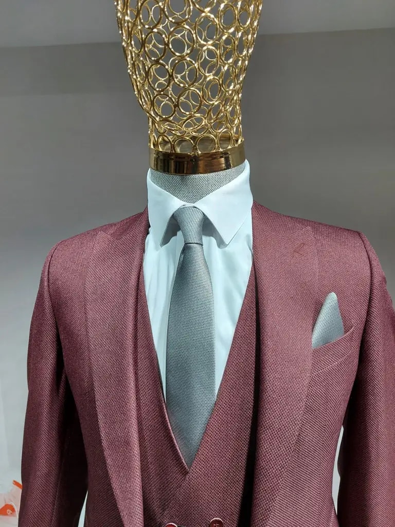 Costume bordeaux avec chemise bleue et cravate grise