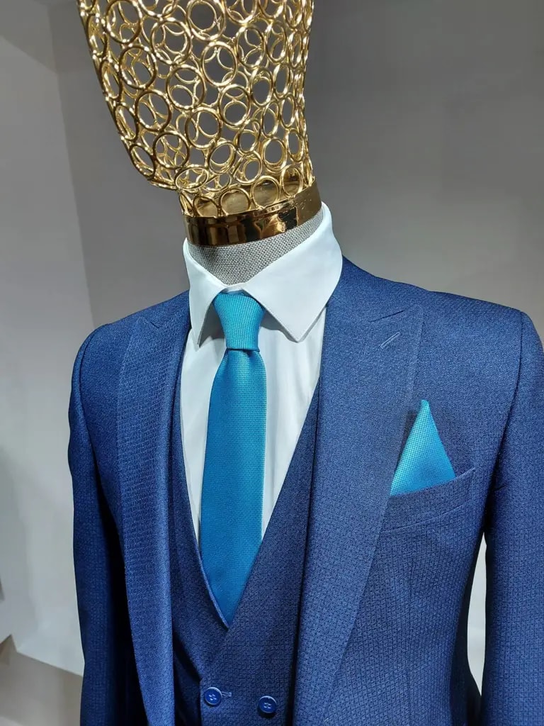 Mannequin vêtu d'un costume bleu avec cravate turquoise