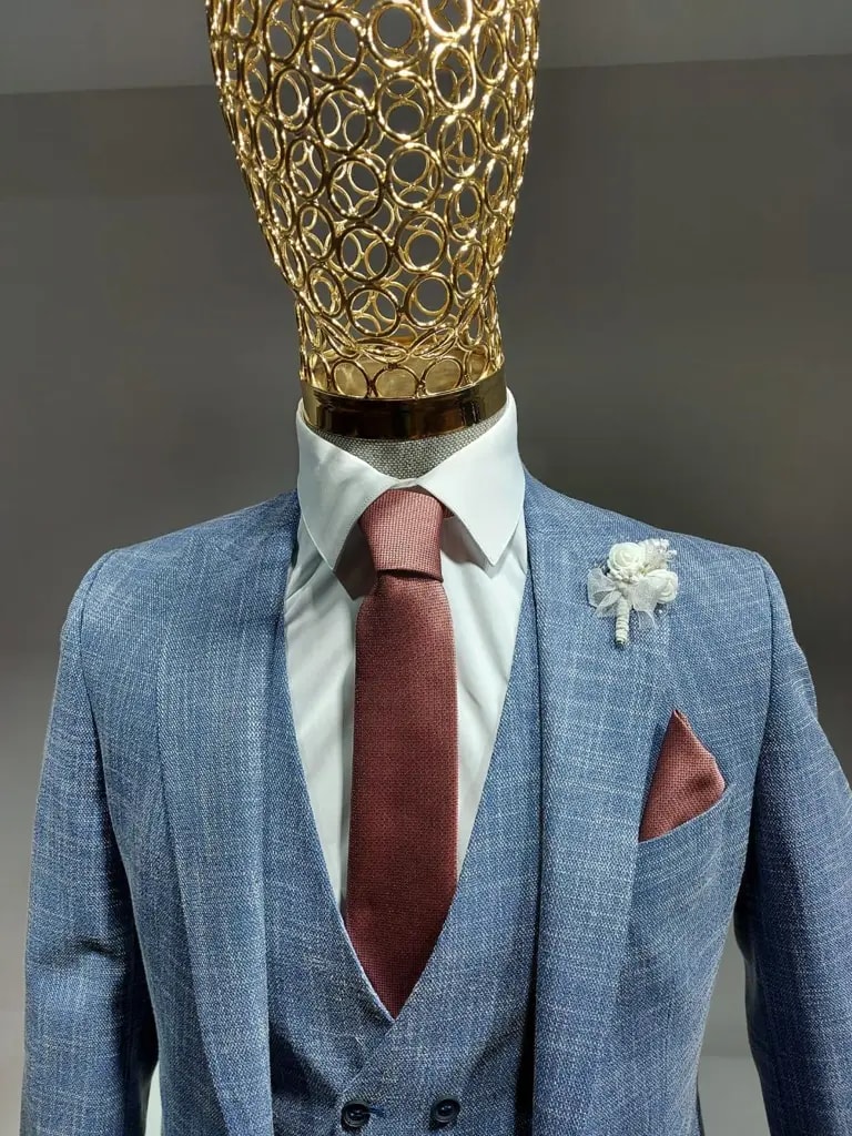 Mannequin en costume bleu avec cravate rouge