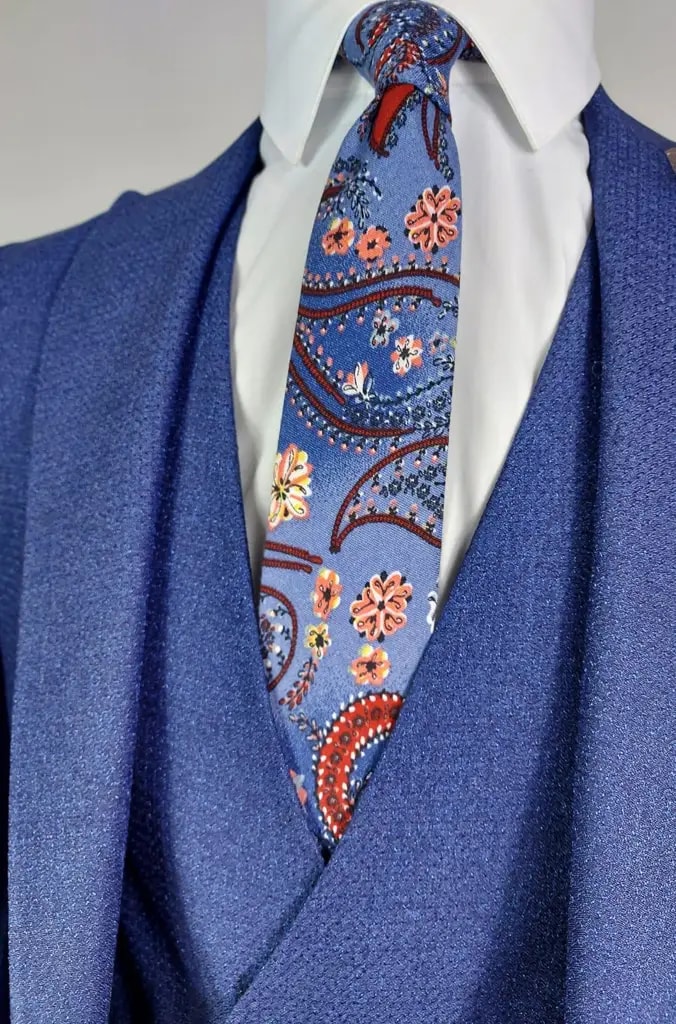 Cravate à motifs floraux sur costume bleu