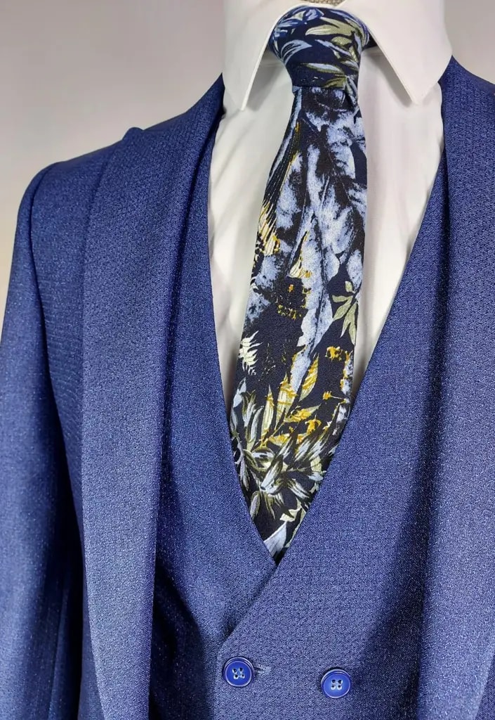 Costume bleu avec cravate à motif floral