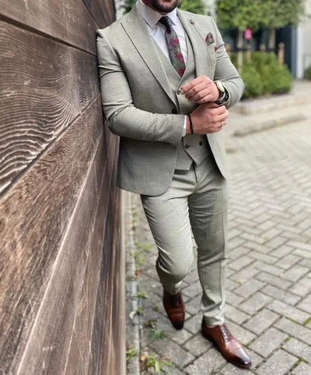 Homme en costume trois pièces gris élégant