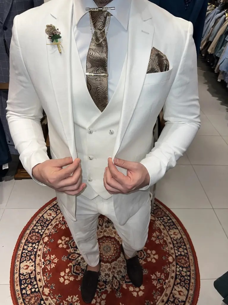 Costume trois pièces blanc élégant avec cravate marron