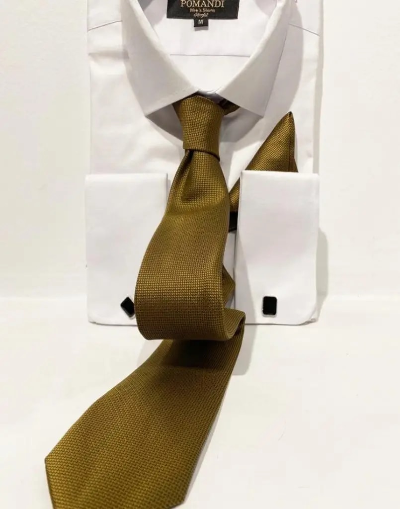 Chemise blanche avec cravate marron élégante