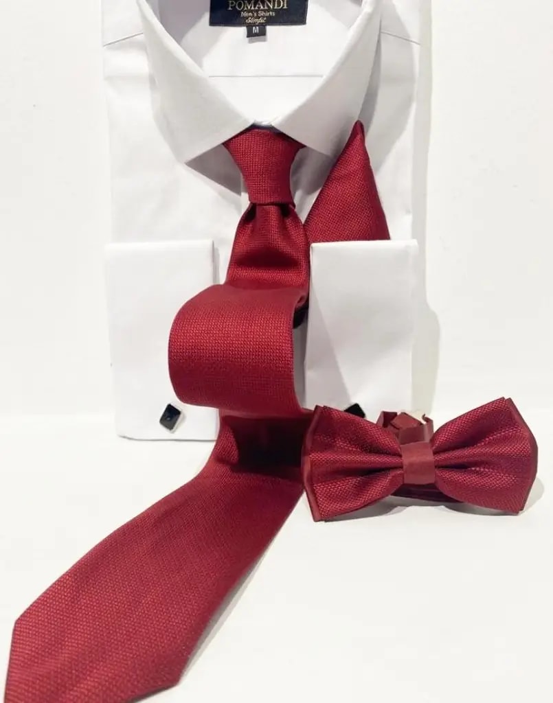 Chemise blanche avec cravate et nœud papillon bordeaux