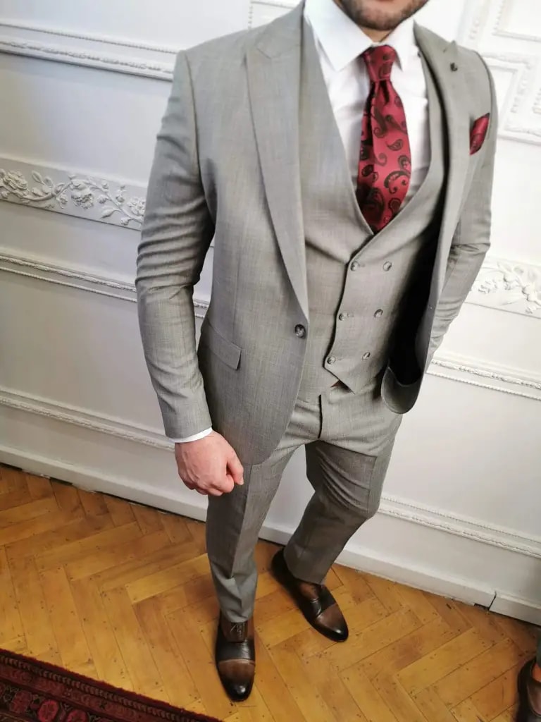 Costume trois pièces gris élégant avec cravate rouge