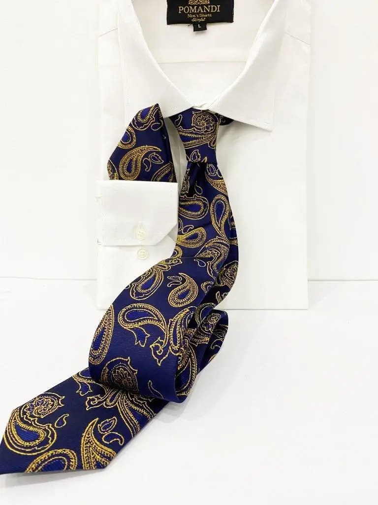 Cravate bleue à motifs paisley sur chemise blanche